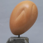 Gehurkt II, keramiek, 23x13x12 cm